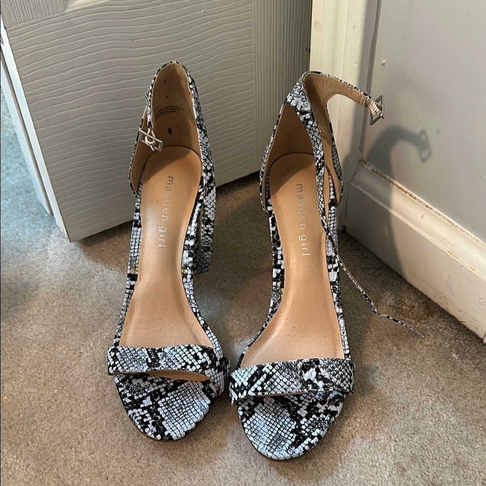 snack print heels
